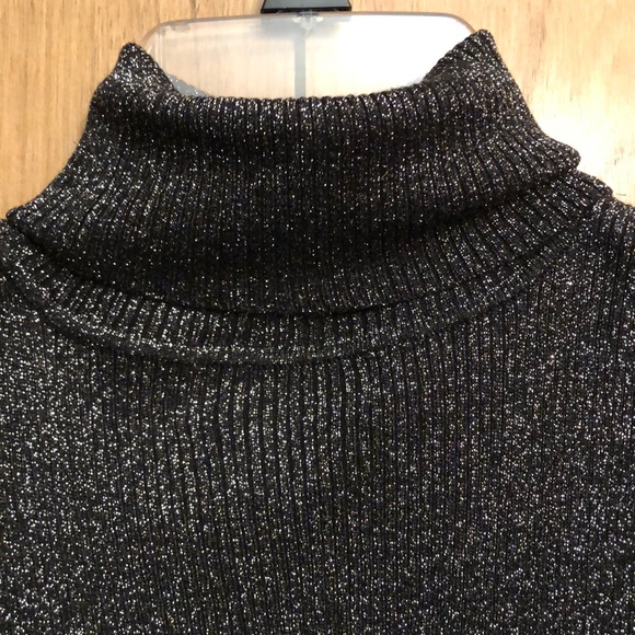Sparkly turtle neck with no sleeves top - Picture 6 of 8